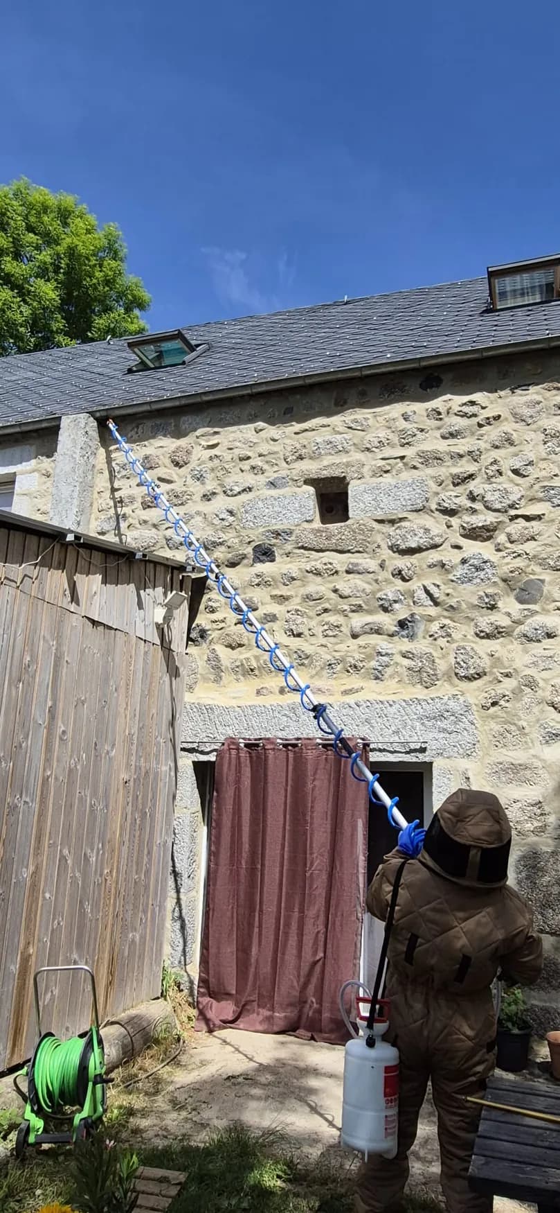 Intervention à la perche télescopique sur une maison en pierre en Lozère